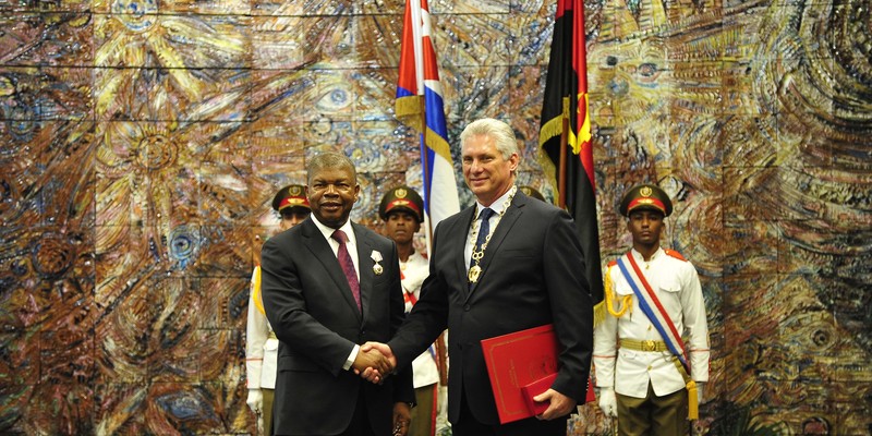 El General de Ejército Raúl Castro impone la Orden José Martí al Presidente de Angola