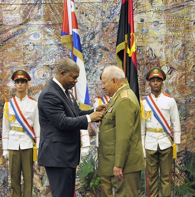 El General de Ejército Raúl Castro impone la Orden José Martí al Presidente de Angola