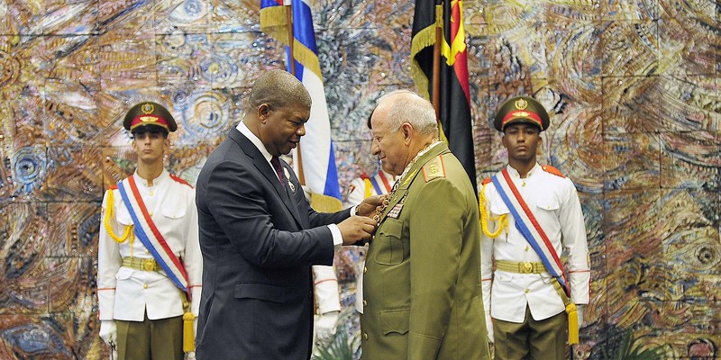 El General de Ejército Raúl Castro impone la Orden José Martí al Presidente de Angola