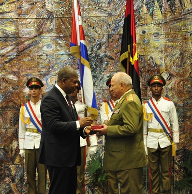 El General de Ejército Raúl Castro impone la Orden José Martí al Presidente de Angola