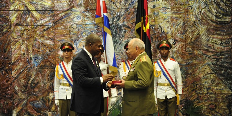 El General de Ejército Raúl Castro impone la Orden José Martí al Presidente de Angola