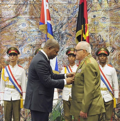 El General de Ejército Raúl Castro impone la Orden José Martí al Presidente de Angola