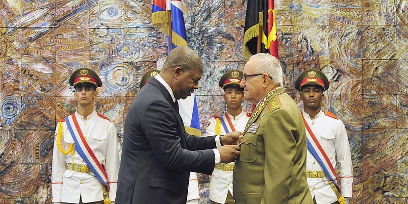 El General de Ejército Raúl Castro impone la Orden José Martí al Presidente de Angola