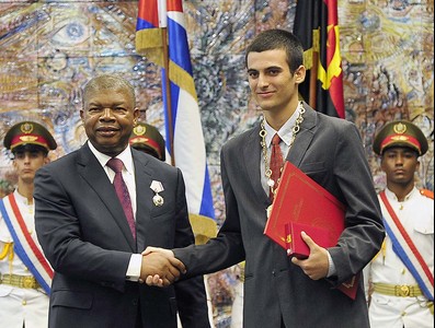 El General de Ejército Raúl Castro impone la Orden José Martí al Presidente de Angola