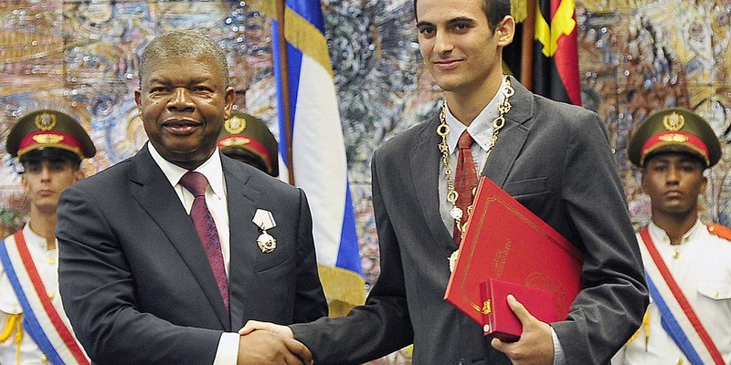 El General de Ejército Raúl Castro impone la Orden José Martí al Presidente de Angola