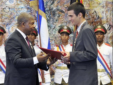 El General de Ejército Raúl Castro impone la Orden José Martí al Presidente de Angola