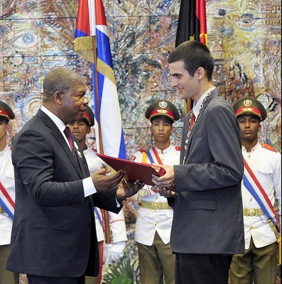El General de Ejército Raúl Castro impone la Orden José Martí al Presidente de Angola