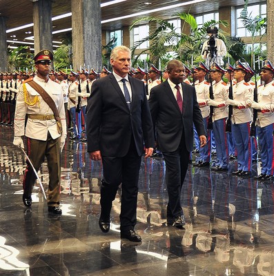 El General de Ejército Raúl Castro impone la Orden José Martí al Presidente de Angola