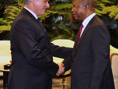 El General de Ejército Raúl Castro impone la Orden José Martí al Presidente de Angola