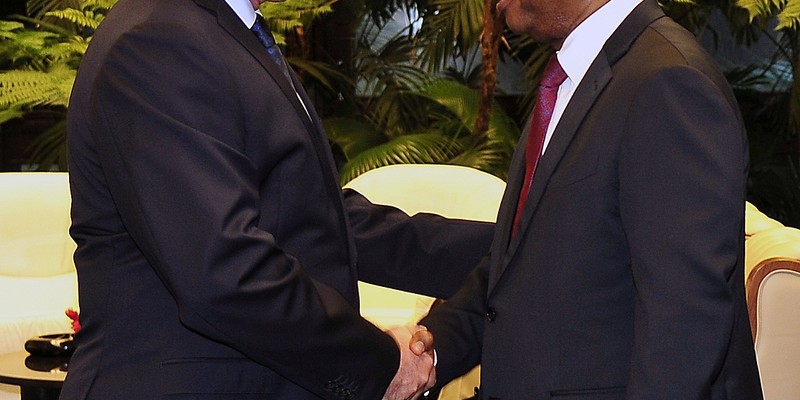 El General de Ejército Raúl Castro impone la Orden José Martí al Presidente de Angola