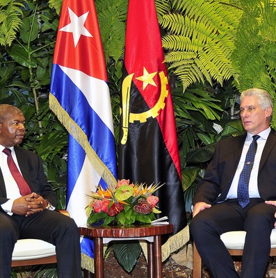 El General de Ejército Raúl Castro impone la Orden José Martí al Presidente de Angola