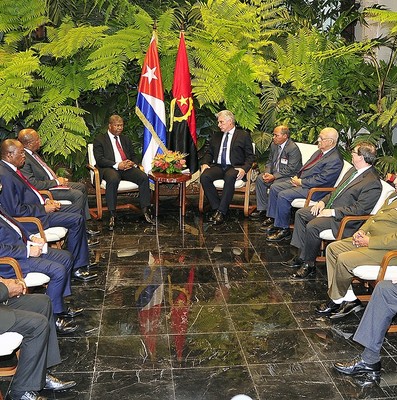 El General de Ejército Raúl Castro impone la Orden José Martí al Presidente de Angola