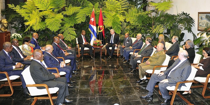 El General de Ejército Raúl Castro impone la Orden José Martí al Presidente de Angola