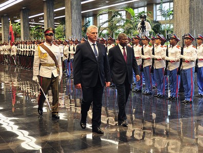 El General de Ejército Raúl Castro impone la Orden José Martí al Presidente de Angola