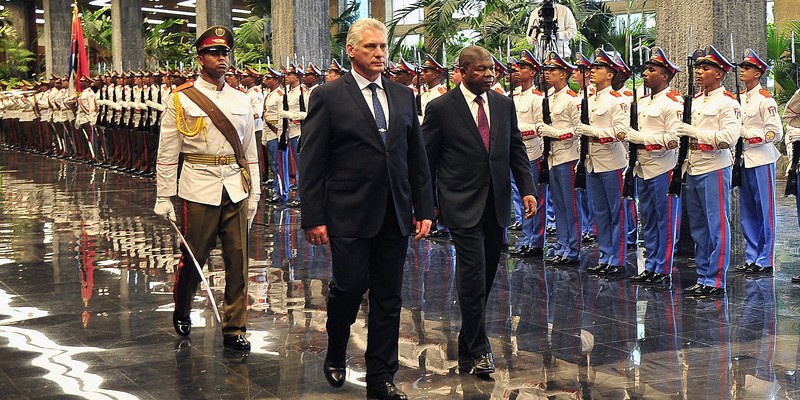 El General de Ejército Raúl Castro impone la Orden José Martí al Presidente de Angola