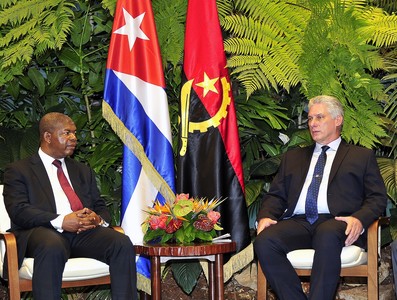 El General de Ejército Raúl Castro impone la Orden José Martí al Presidente de Angola
