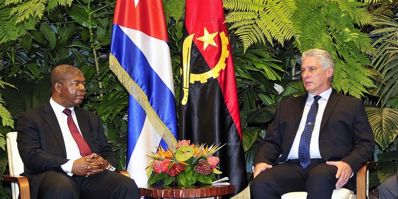 El General de Ejército Raúl Castro impone la Orden José Martí al Presidente de Angola