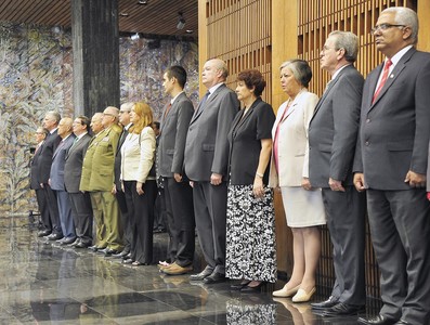 El General de Ejército Raúl Castro impone la Orden José Martí al Presidente de Angola