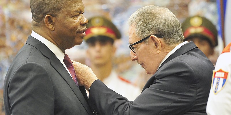 El General de Ejército Raúl Castro impone la Orden José Martí al Presidente de Angola