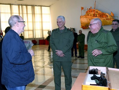 Silvio recibe el AKM que pidió: como él, millones de cubanos no le fallarán a la Patria