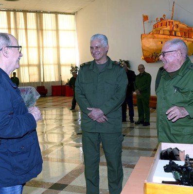 Silvio recibe el AKM que pidió: como él, millones de cubanos no le fallarán a la Patria