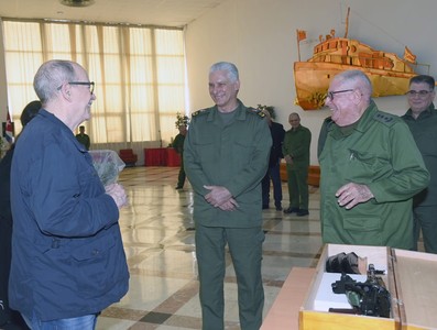 Silvio recibe el AKM que pidió: como él, millones de cubanos no le fallarán a la Patria