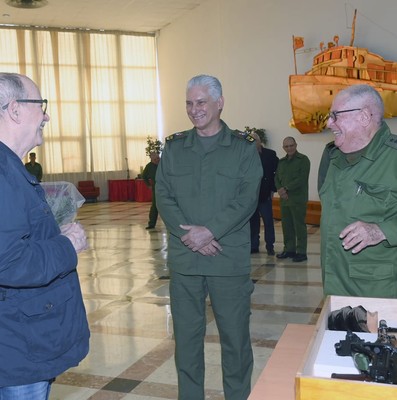 Silvio recibe el AKM que pidió: como él, millones de cubanos no le fallarán a la Patria