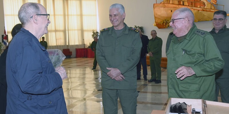 Silvio recibe el AKM que pidió: como él, millones de cubanos no le fallarán a la Patria