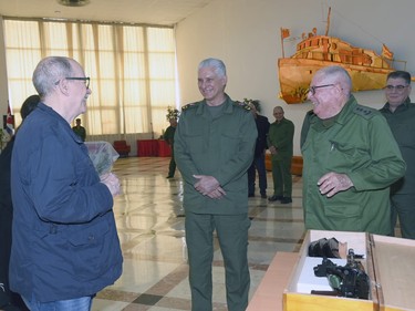 Silvio recibe el AKM que pidió: como él, millones de cubanos no le fallarán a la Patria 3