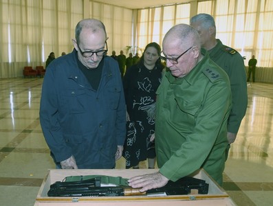 Silvio recibe el AKM que pidió: como él, millones de cubanos no le fallarán a la Patria