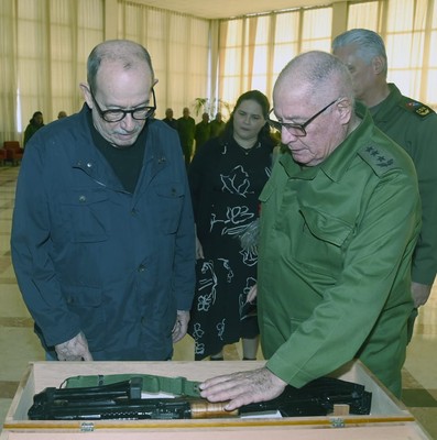 Silvio recibe el AKM que pidió: como él, millones de cubanos no le fallarán a la Patria