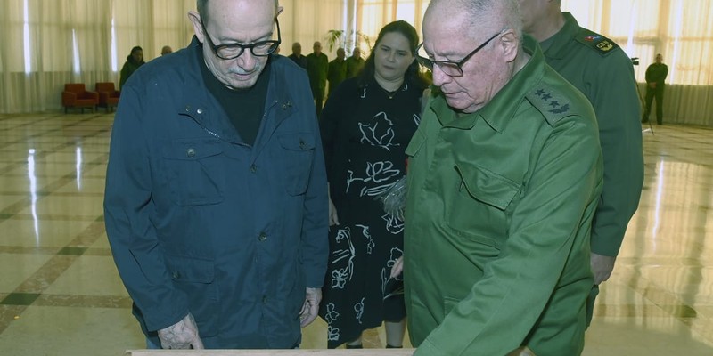 Silvio recibe el AKM que pidió: como él, millones de cubanos no le fallarán a la Patria