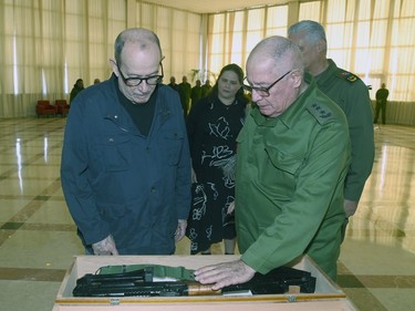 Silvio recibe el AKM que pidió: como él, millones de cubanos no le fallarán a la Patria 1