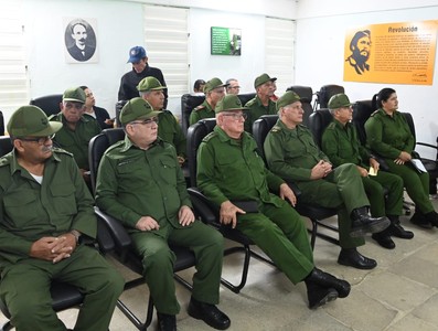 Silvio recibe el AKM que pidió: como él, millones de cubanos no le fallarán a la Patria