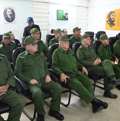 Silvio recibe el AKM que pidió: como él, millones de cubanos no le fallarán a la Patria