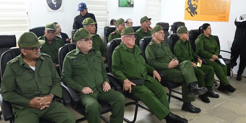 Silvio recibe el AKM que pidió: como él, millones de cubanos no le fallarán a la Patria