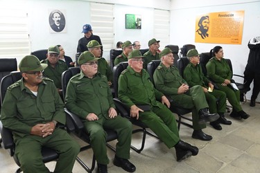 Silvio recibe el AKM que pidió: como él, millones de cubanos no le fallarán a la Patria 4