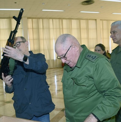 Silvio recibe el AKM que pidió: como él, millones de cubanos no le fallarán a la Patria