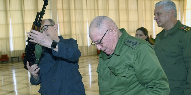 Silvio recibe el AKM que pidió: como él, millones de cubanos no le fallarán a la Patria