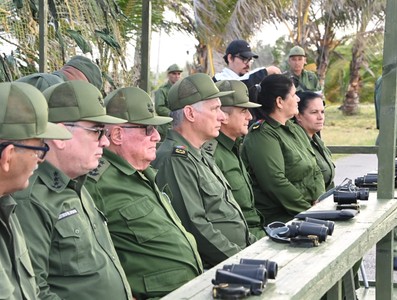 Silvio recibe el AKM que pidió: como él, millones de cubanos no le fallarán a la Patria