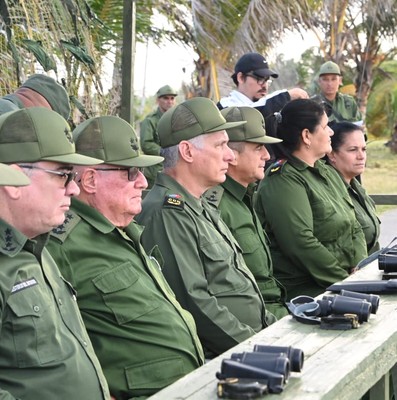 Silvio recibe el AKM que pidió: como él, millones de cubanos no le fallarán a la Patria