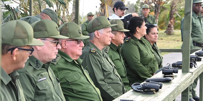Silvio recibe el AKM que pidió: como él, millones de cubanos no le fallarán a la Patria