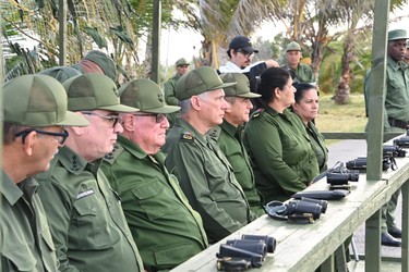 Silvio recibe el AKM que pidió: como él, millones de cubanos no le fallarán a la Patria 6