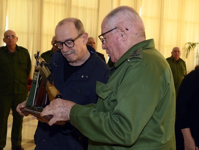 Silvio recibe el AKM que pidió: como él, millones de cubanos no le fallarán a la Patria