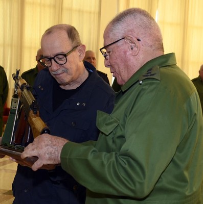 Silvio recibe el AKM que pidió: como él, millones de cubanos no le fallarán a la Patria