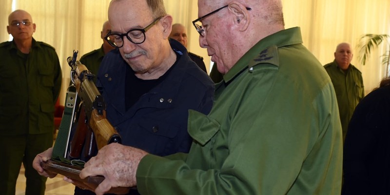 Silvio recibe el AKM que pidió: como él, millones de cubanos no le fallarán a la Patria