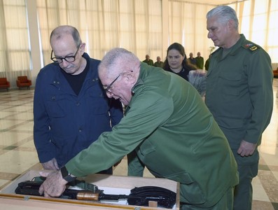 Silvio recibe el AKM que pidió: como él, millones de cubanos no le fallarán a la Patria