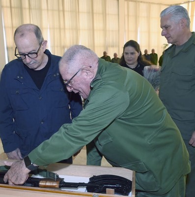 Silvio recibe el AKM que pidió: como él, millones de cubanos no le fallarán a la Patria