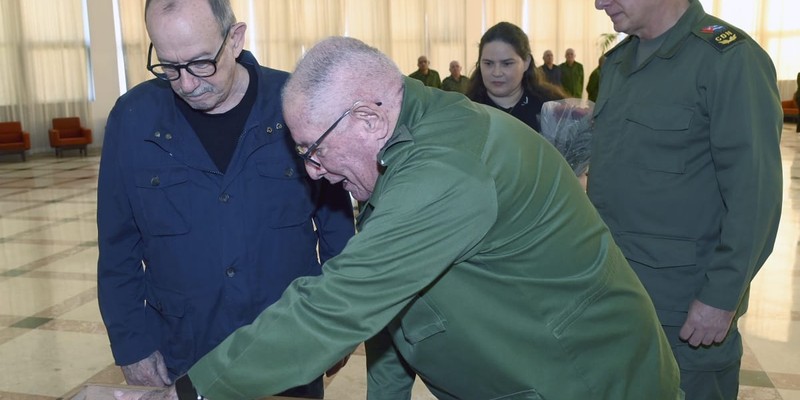 Silvio recibe el AKM que pidió: como él, millones de cubanos no le fallarán a la Patria
