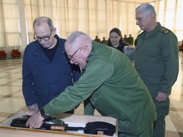 Silvio recibe el AKM que pidió: como él, millones de cubanos no le fallarán a la Patria 8